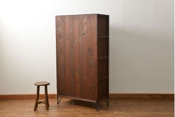 レトロ家具　昭和レトロ 鉄脚付きダイヤガラス収納棚(食器棚、戸棚)