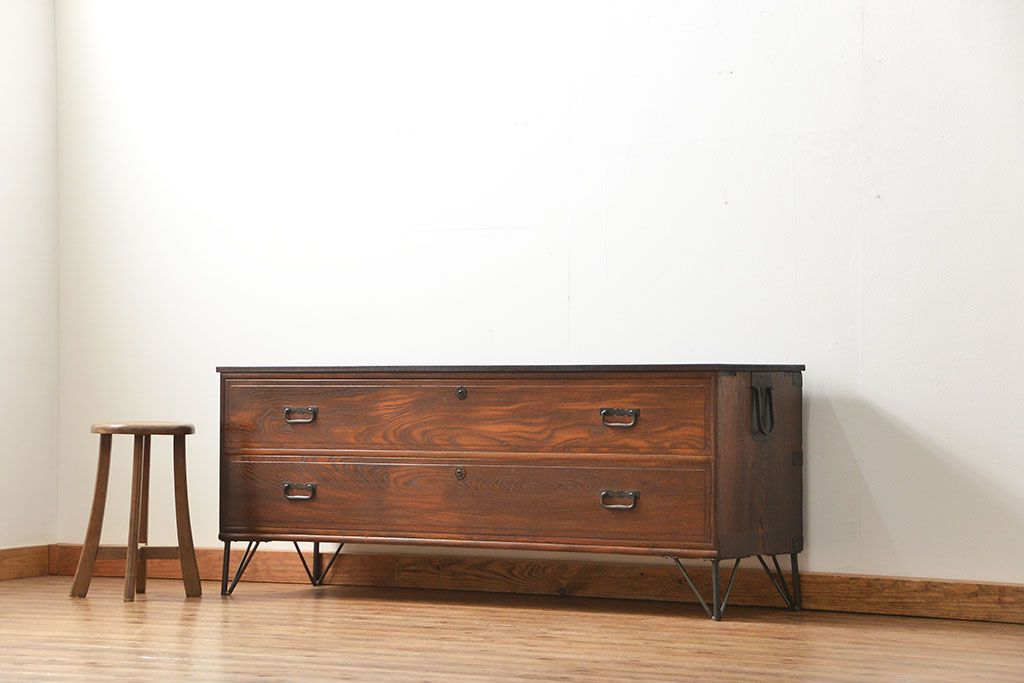 アンティーク家具　古民具・骨董 前面欅材の横長ローチェスト(ローボード・ドロワー・時代箪笥・タンス)