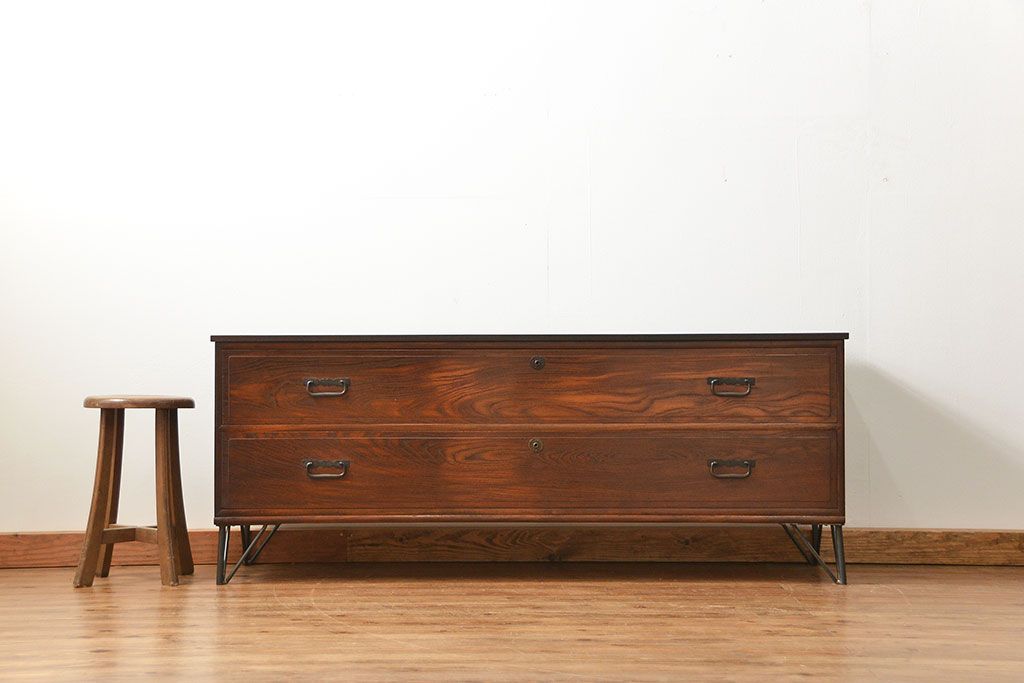 アンティーク家具　古民具・骨董 前面欅材の横長ローチェスト(ローボード・ドロワー・時代箪笥・タンス)