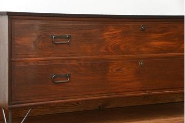 アンティーク家具　古民具・骨董 前面欅材の横長ローチェスト(ローボード・ドロワー・時代箪笥・タンス)