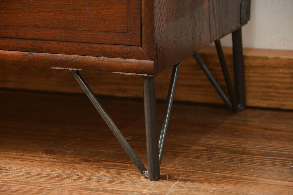 アンティーク家具　古民具・骨董 前面欅材の横長ローチェスト(ローボード・ドロワー・時代箪笥・タンス)