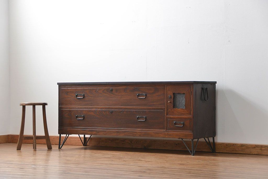 アンティーク家具　アンティーク 前面欅(ケヤキ)材の鉄脚付き横長ローボード(ローチェスト、時代箪笥)