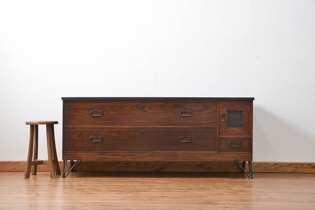 アンティーク家具　アンティーク 前面欅(ケヤキ)材の鉄脚付き横長ローボード(ローチェスト、時代箪笥)