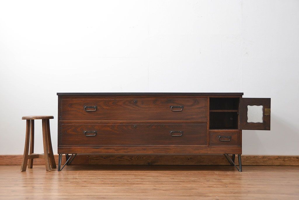 アンティーク家具　アンティーク 前面欅(ケヤキ)材の鉄脚付き横長ローボード(ローチェスト、時代箪笥)