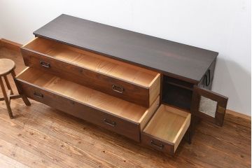 アンティーク家具　アンティーク 前面欅(ケヤキ)材の鉄脚付き横長ローボード(ローチェスト、時代箪笥)