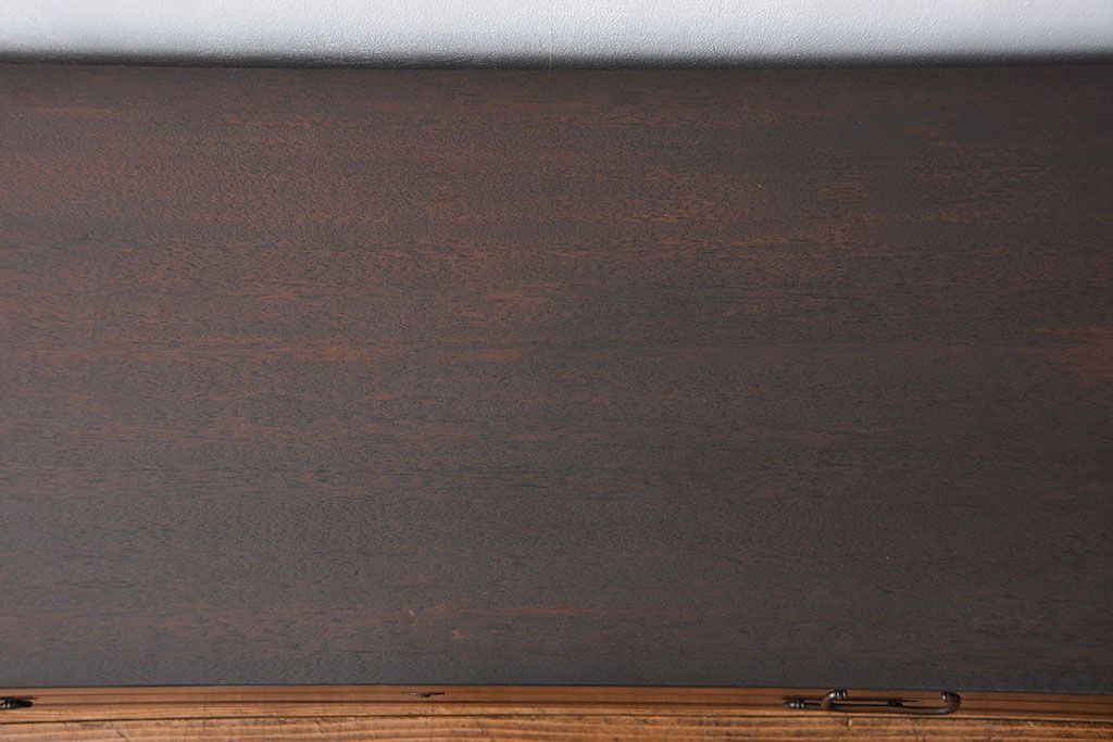 アンティーク家具　アンティーク 前面欅(ケヤキ)材の鉄脚付き横長ローボード(ローチェスト、時代箪笥)