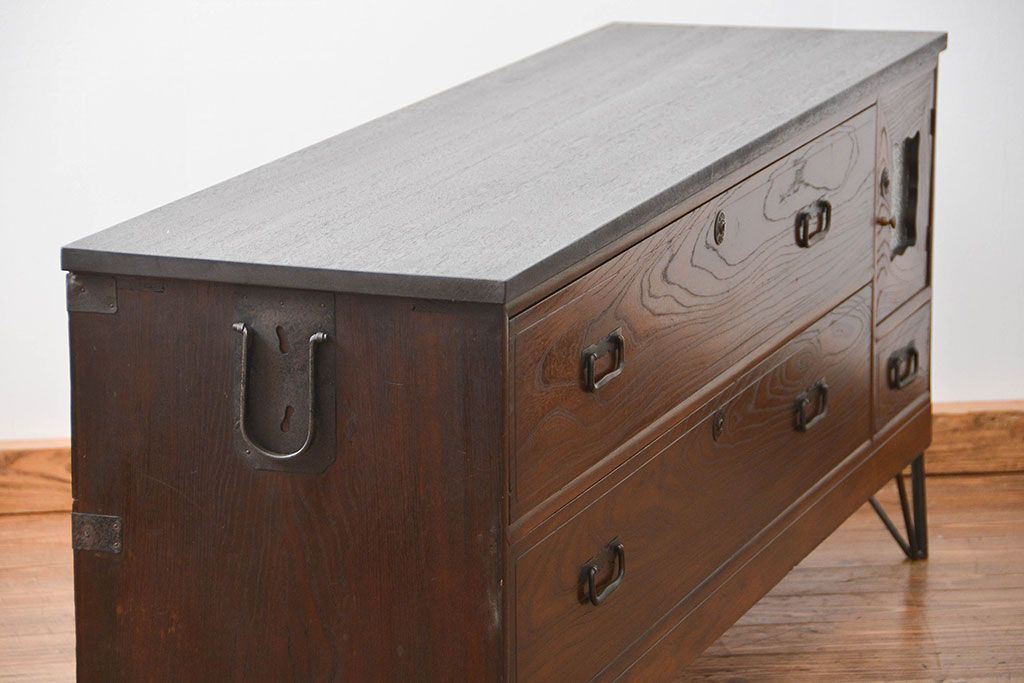 アンティーク家具　アンティーク 前面欅(ケヤキ)材の鉄脚付き横長ローボード(ローチェスト、時代箪笥)