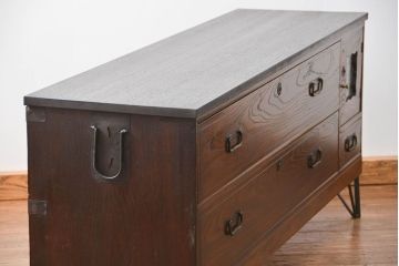 アンティーク家具　アンティーク 前面欅(ケヤキ)材の鉄脚付き横長ローボード(ローチェスト、時代箪笥)