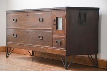 アンティーク家具　アンティーク 前面欅(ケヤキ)材の鉄脚付き横長ローボード(ローチェスト、時代箪笥)