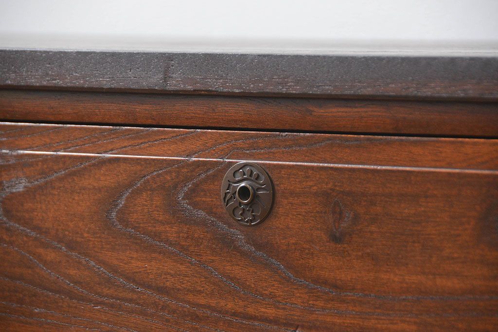 アンティーク家具　アンティーク 前面欅(ケヤキ)材の鉄脚付き横長ローボード(ローチェスト、時代箪笥)