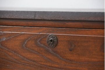 アンティーク家具　アンティーク 前面欅(ケヤキ)材の鉄脚付き横長ローボード(ローチェスト、時代箪笥)