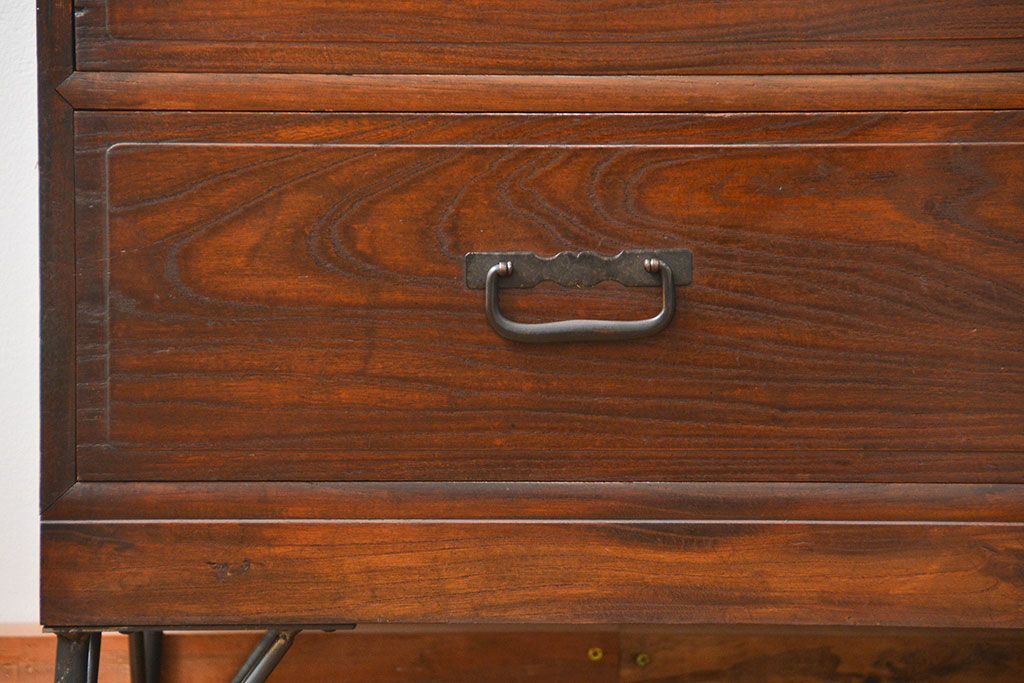アンティーク家具　アンティーク 前面欅(ケヤキ)材の鉄脚付き横長ローボード(ローチェスト、時代箪笥)