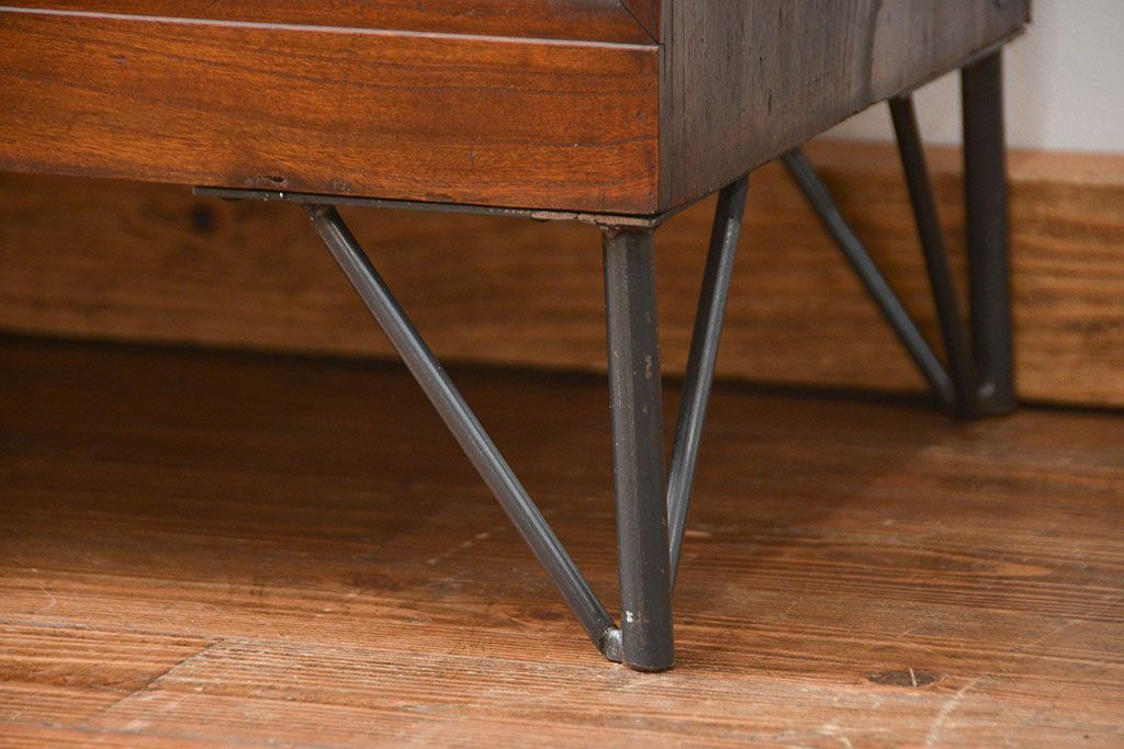 アンティーク家具　アンティーク 前面欅(ケヤキ)材の鉄脚付き横長ローボード(ローチェスト、時代箪笥)