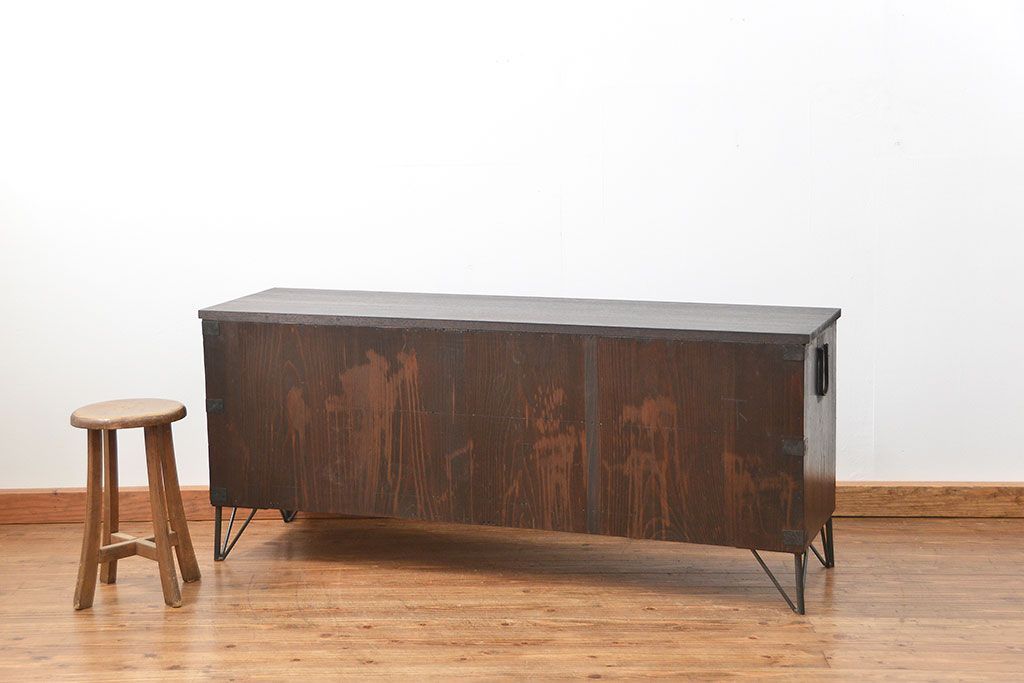 アンティーク家具　アンティーク 前面欅(ケヤキ)材の鉄脚付き横長ローボード(ローチェスト、時代箪笥)