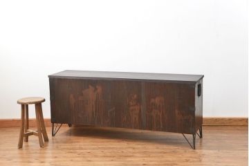 アンティーク家具　アンティーク 前面欅(ケヤキ)材の鉄脚付き横長ローボード(ローチェスト、時代箪笥)