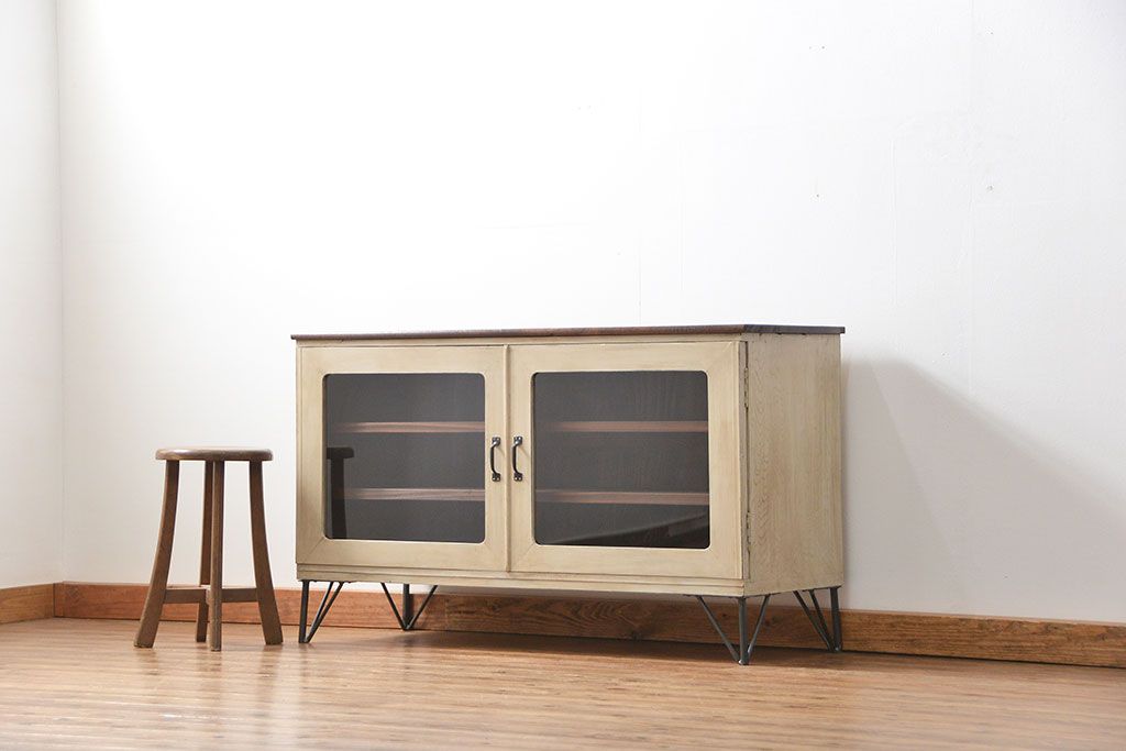 アンティーク家具　鉄脚付きアンティークペイントローボード(収納棚、TVボード)