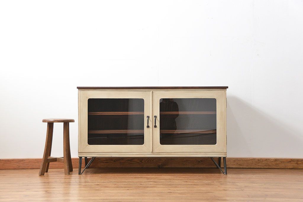 アンティーク家具　鉄脚付きアンティークペイントローボード(収納棚、TVボード)