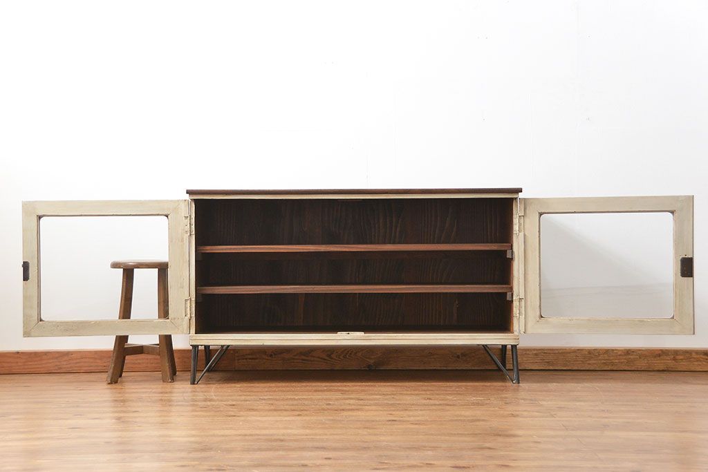 アンティーク家具　鉄脚付きアンティークペイントローボード(収納棚、TVボード)