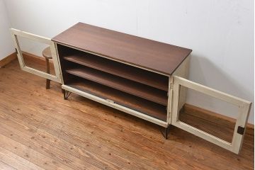 アンティーク家具　鉄脚付きアンティークペイントローボード(収納棚、TVボード)