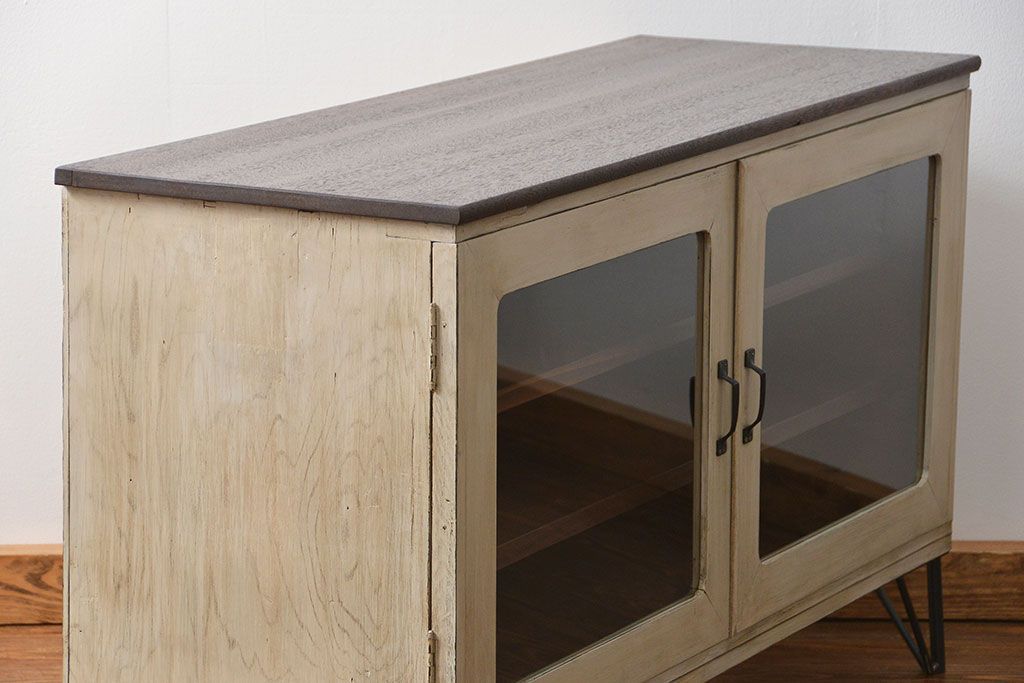 アンティーク家具　鉄脚付きアンティークペイントローボード(収納棚、TVボード)