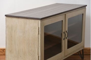 アンティーク家具　鉄脚付きアンティークペイントローボード(収納棚、TVボード)