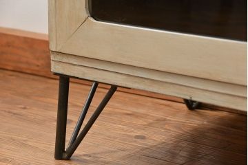 アンティーク家具　鉄脚付きアンティークペイントローボード(収納棚、TVボード)