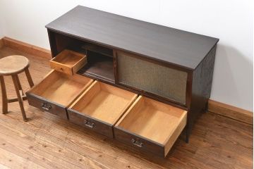 アンティーク家具　アンティーク 前面縞黒檀のダイヤガラス横長ローボード(鉄脚付き)(時代箪笥、収納棚)