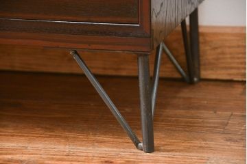 アンティーク家具　アンティーク 前面縞黒檀のダイヤガラス横長ローボード(鉄脚付き)(時代箪笥、収納棚)