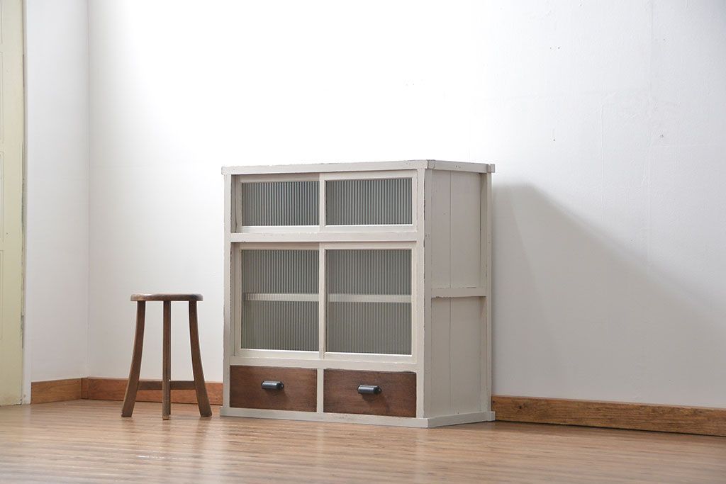 レトロ家具　昭和レトロ モールガラス入りアンティークペイント収納棚(食器棚、戸棚)