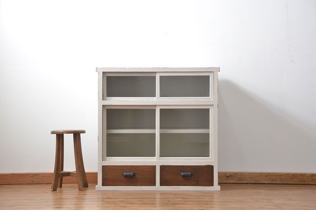 レトロ家具　昭和レトロ モールガラス入りアンティークペイント収納棚(食器棚、戸棚)