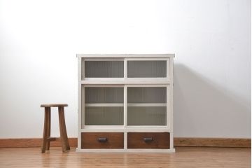 レトロ家具　昭和レトロ モールガラス入りアンティークペイント収納棚(食器棚、戸棚)