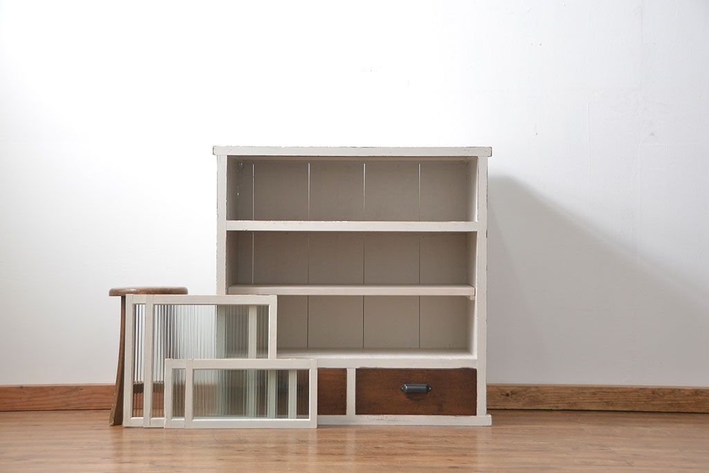 レトロ家具　昭和レトロ モールガラス入りアンティークペイント収納棚(食器棚、戸棚)