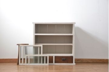 レトロ家具　昭和レトロ モールガラス入りアンティークペイント収納棚(食器棚、戸棚)