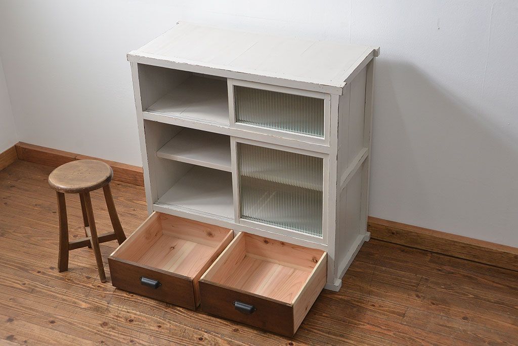 レトロ家具　昭和レトロ モールガラス入りアンティークペイント収納棚(食器棚、戸棚)