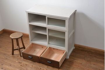 レトロ家具　昭和レトロ モールガラス入りアンティークペイント収納棚(食器棚、戸棚)