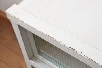 レトロ家具　昭和レトロ モールガラス入りアンティークペイント収納棚(食器棚、戸棚)