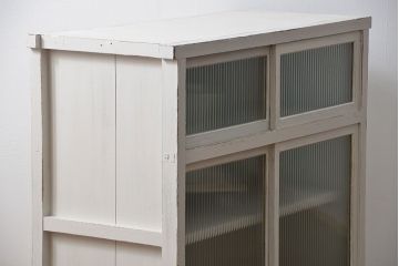 レトロ家具　昭和レトロ モールガラス入りアンティークペイント収納棚(食器棚、戸棚)