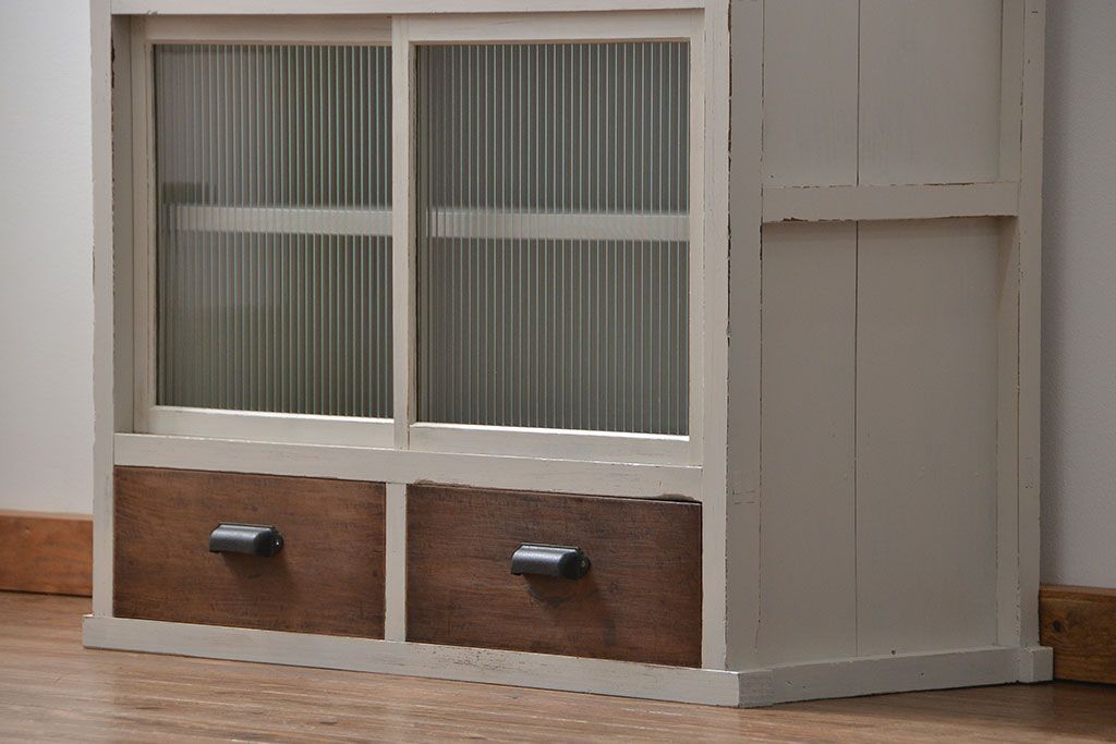 レトロ家具　昭和レトロ モールガラス入りアンティークペイント収納棚(食器棚、戸棚)