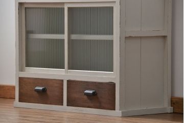 レトロ家具　昭和レトロ モールガラス入りアンティークペイント収納棚(食器棚、戸棚)