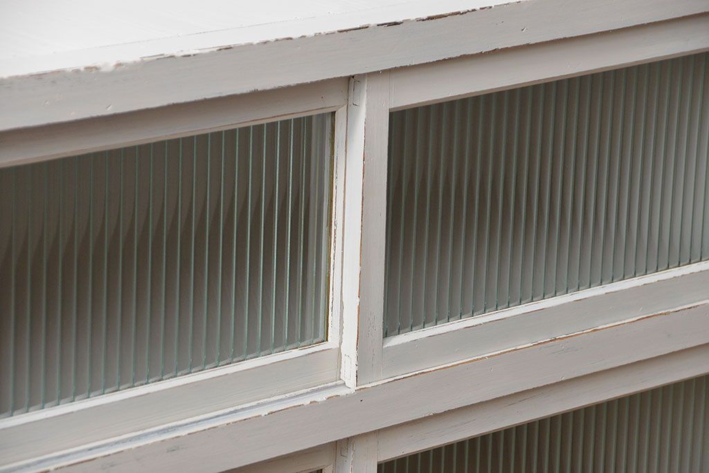 レトロ家具　昭和レトロ モールガラス入りアンティークペイント収納棚(食器棚、戸棚)