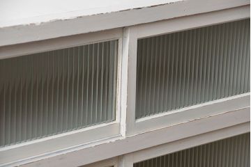 レトロ家具　昭和レトロ モールガラス入りアンティークペイント収納棚(食器棚、戸棚)