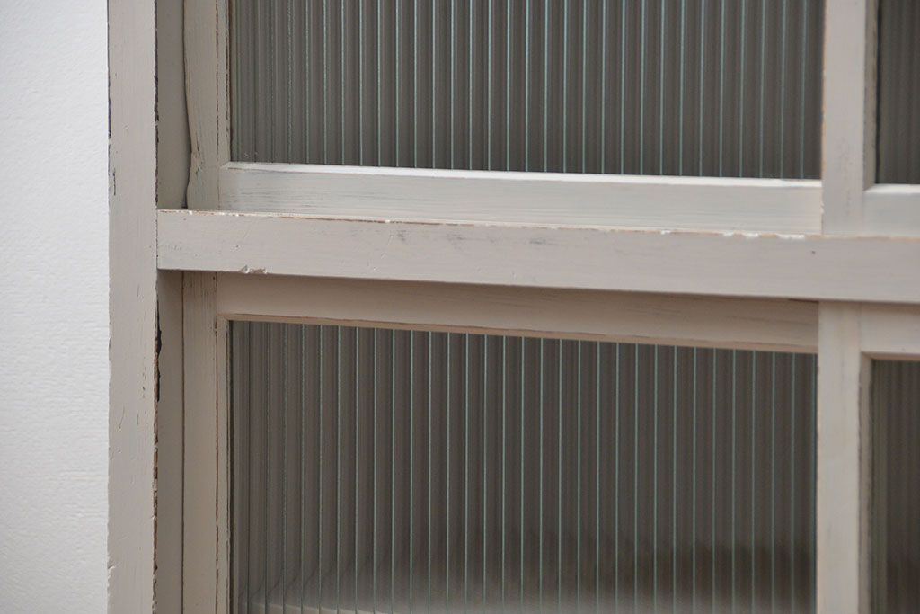 レトロ家具　昭和レトロ モールガラス入りアンティークペイント収納棚(食器棚、戸棚)