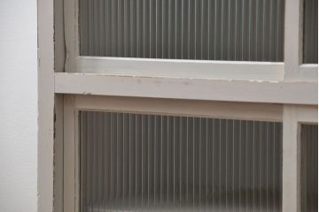 レトロ家具　昭和レトロ モールガラス入りアンティークペイント収納棚(食器棚、戸棚)