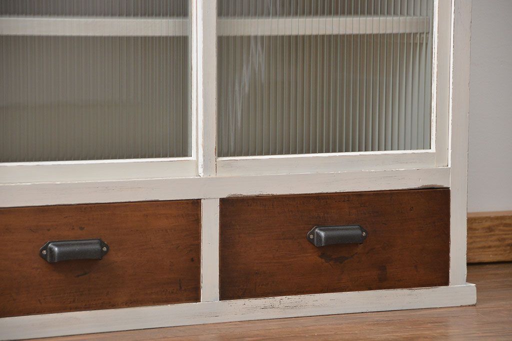 レトロ家具　昭和レトロ モールガラス入りアンティークペイント収納棚(食器棚、戸棚)