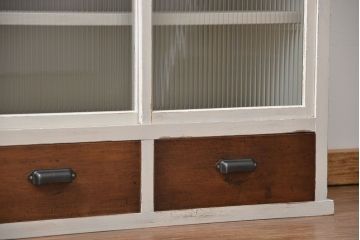 レトロ家具　昭和レトロ モールガラス入りアンティークペイント収納棚(食器棚、戸棚)
