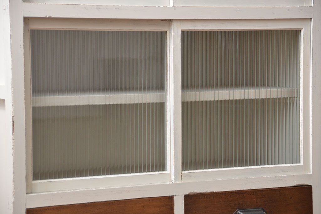 レトロ家具　昭和レトロ モールガラス入りアンティークペイント収納棚(食器棚、戸棚)