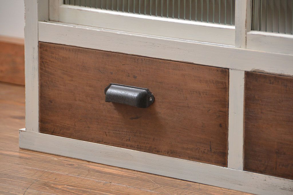 レトロ家具　昭和レトロ モールガラス入りアンティークペイント収納棚(食器棚、戸棚)