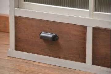 レトロ家具　昭和レトロ モールガラス入りアンティークペイント収納棚(食器棚、戸棚)