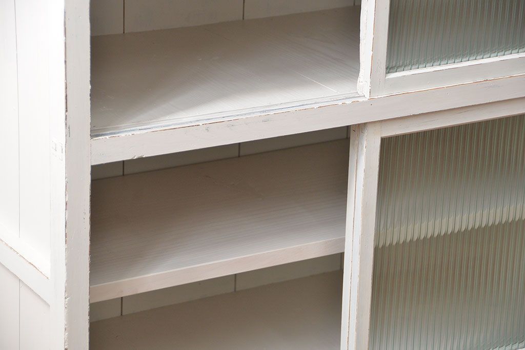 レトロ家具　昭和レトロ モールガラス入りアンティークペイント収納棚(食器棚、戸棚)