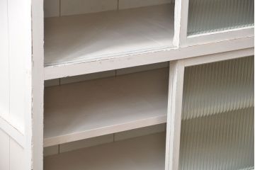 レトロ家具　昭和レトロ モールガラス入りアンティークペイント収納棚(食器棚、戸棚)